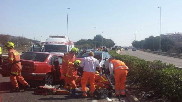 Los bomberos han rescatado a los ocupantes de los coches Los bomberos han rescatado a los ocupantes de los coches