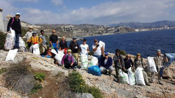 Voluntarios recogiendo basura Voluntarios recogiendo basura