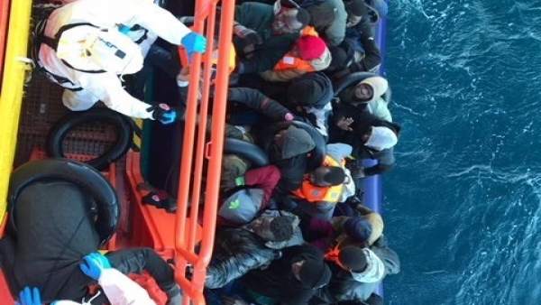 Rescate de una patera por efectivos de Salvamento Marítimo Rescate de una patera por efectivos de Salvamento Marítimo