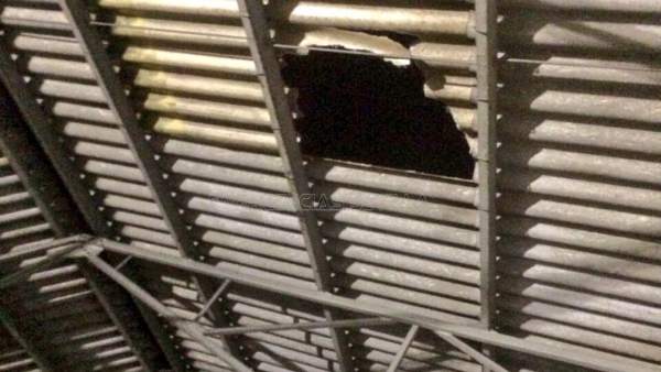 Tejado de la nave desde donde se precipitó el joven de 17 años en Sevilla Tejado de la nave desde donde se precipitó el joven de 17 años en Sevilla