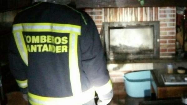Bombero en la vivienda afectada Bombero en la vivienda afectada