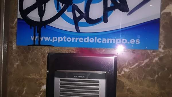 Pintadas en el cartel de entrada a la sede del PP de Torredelcampo Pintadas en el cartel de entrada a la sede del PP de Torredelcampo