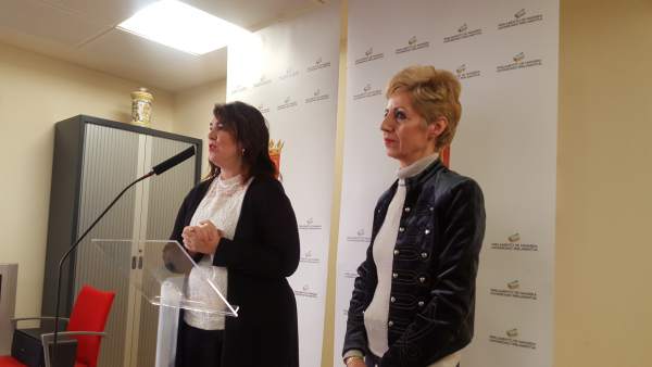 Ainhoa Aznárez, junto a la alcaldesa de Viana. Ainhoa Aznárez, junto a la alcaldesa de Viana.