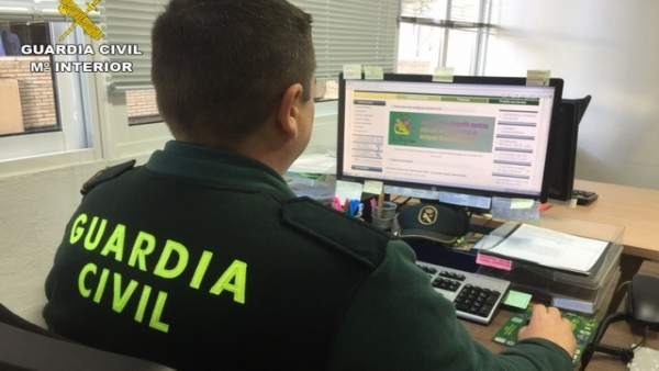 Agente de la Guardia Civil. Agente de la Guardia Civil.