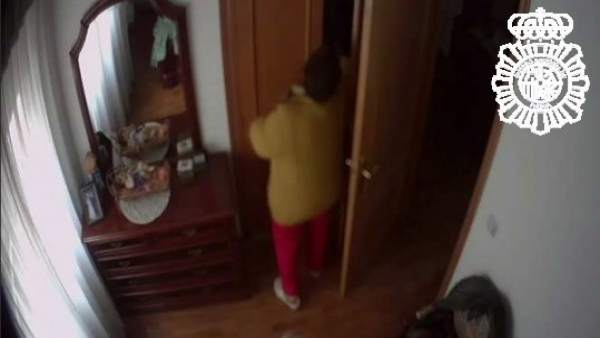 La detenida, pillada 'in franganti' en pleno hurto. La detenida, pillada 'in franganti' en pleno hurto.
