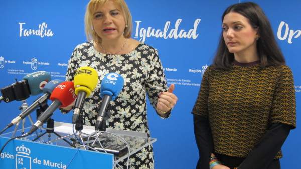 La consejera Violante Tomás junto a Alicia Barquero La consejera Violante Tomás junto a Alicia Barquero