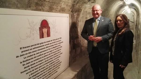 El alcalde de Jaén y la concejala de Turismo, en el refugio antiaéreo. El alcalde de Jaén y la concejala de Turismo, en el refugio antiaéreo.