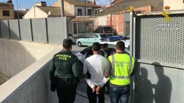 El detenido, custodiado por dos agentes El detenido, custodiado por dos agentes