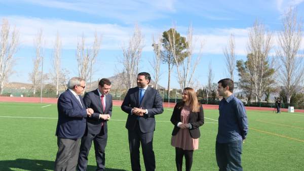 El consejero (centro) entre el alcalde y la delegada en Priego El consejero (centro) entre el alcalde y la delegada en Priego