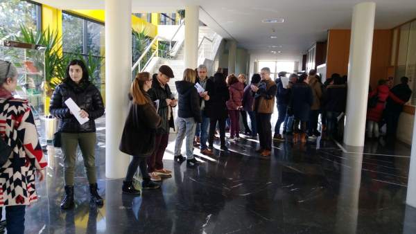 Funcionarios de justicia hacen cola para pedir el cese de Rueda Funcionarios de justicia hacen cola para pedir el cese de Rueda