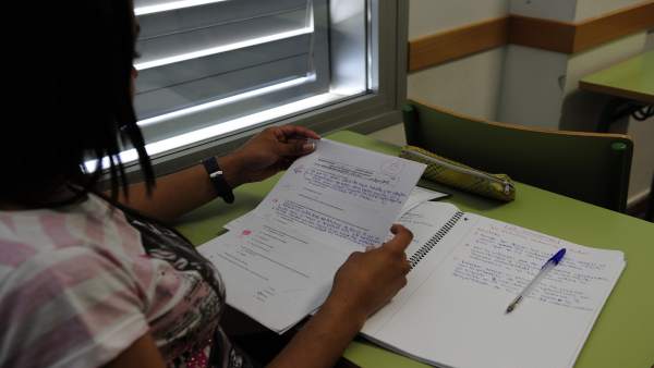 Alumna estudiando Alumna estudiando