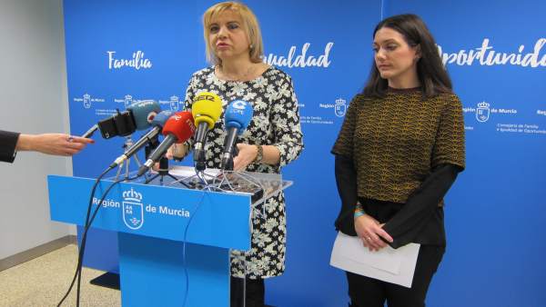 La consejera de Familia junto a Alicia Barquero La consejera de Familia junto a Alicia Barquero