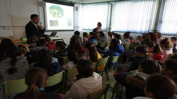 López, durante el encuentro con los alumnos López, durante el encuentro con los alumnos