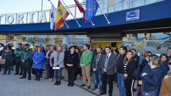 Imagen de la concentración a las puertas del Ayuntamiento Imagen de la concentración a las puertas del Ayuntamiento