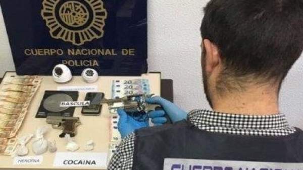 Un agente con la pistola incautada Un agente con la pistola incautada