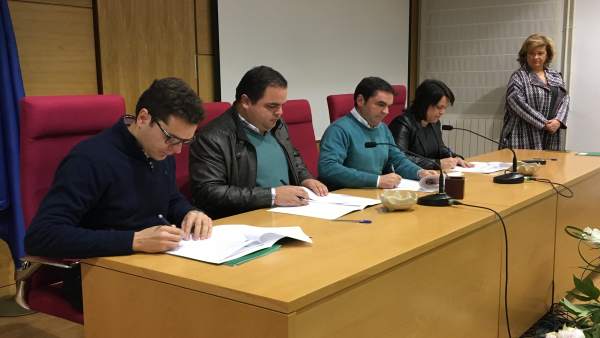 Firma de los conciertos de plazas para mayores y personas con discapacidad. Firma de los conciertos de plazas para mayores y personas con discapacidad.