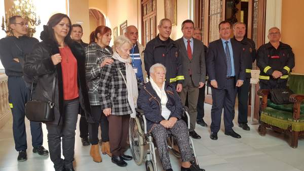 Familiares de los bomberos fallecidos con representantes municipales Familiares de los bomberos fallecidos con representantes municipales