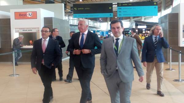 El presidente del Patronato de Turismo, Ignacio Caraballo,en aeropuerto de Faro. El presidente del Patronato de Turismo, Ignacio Caraballo,en aeropuerto de Faro.