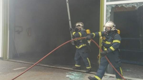 Bomberos del Consorcio extinguen el fuego en una nave industrial de El Puerto Bomberos del Consorcio extinguen el fuego en una nave industrial de El Puerto