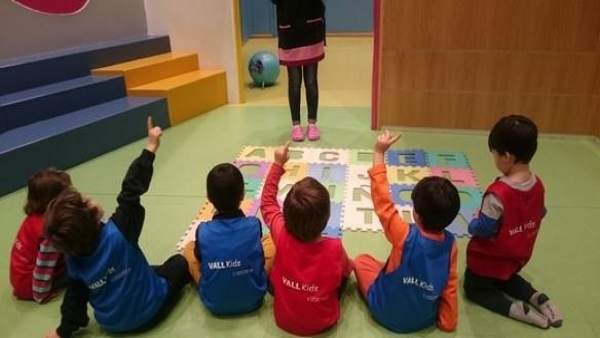 Niños en uno de los talleres de Vallsur Niños en uno de los talleres de Vallsur