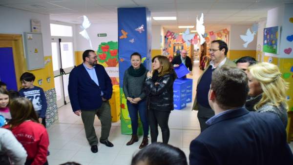 Nota Y Fotos/ Cerca De Un Centenar De Centros Educativos Recibirán Contenedores Nota Y Fotos/ Cerca De Un Centenar De Centros Educativos Recibirán Contenedores