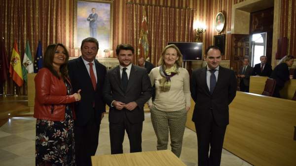 Ediles del PP durante el pleno de febrero del Ayuntamiento de Sevilla Ediles del PP durante el pleno de febrero del Ayuntamiento de Sevilla