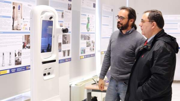 El rector de la UPO, Vicente Guzmán, inaugura la exposición El rector de la UPO, Vicente Guzmán, inaugura la exposición