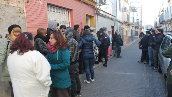 Honorato en una concentración para evitar un desahucio en Cerro-Amate Honorato en una concentración para evitar un desahucio en Cerro-Amate