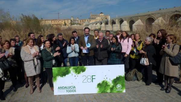 Molina (centro), con otros cargos del PP, en el Puente Romano Molina (centro), con otros cargos del PP, en el Puente Romano