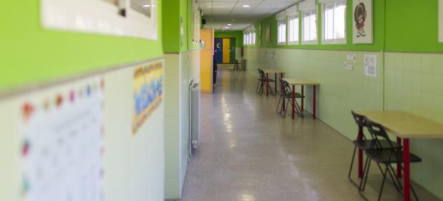 Pasillo de un colegio.