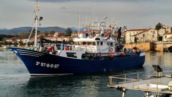 Barco pesquero en San Vicente de la Barquera Barco pesquero en San Vicente de la Barquera