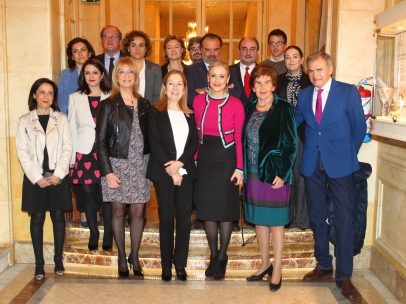 Encarna Samitier (3i), directora de 20minutos; Pilar de Yarza, presidenta editora de Heraldo (2d) y Fernando de Yarza López-Madrazo, presidente de Henneo (4d, segunda fila), rodeados de autoridades políticas.