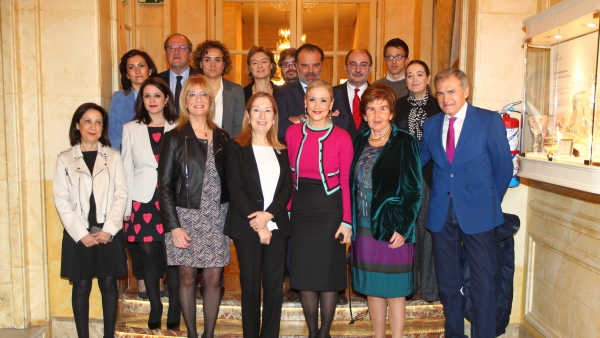 Encarna Samitier (3i), directora de 20minutos; Pilar de Yarza, presidenta editora de Heraldo (2d) y Fernando de Yarza López-Madrazo, presidente de Henneo (4d, segunda fila), rodeados de autoridades políticas. Encarna Samitier (3i), directora de 20minutos; Pilar de Yarza, presidenta editora de Heraldo (2d) y Fernando de Yarza López-Madrazo, presidente de Henneo (4d, segunda fila), rodeados de autoridades políticas.