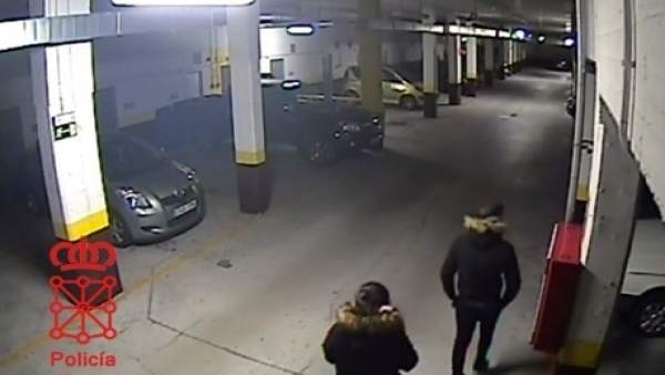 Imagen de los dos menores accediendo al garaje. Imagen de los dos menores accediendo al garaje.