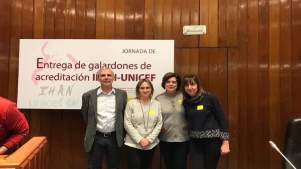 Representantes del servicio de Pediatría recogen la acreditación Representantes del servicio de Pediatría recogen la acreditación