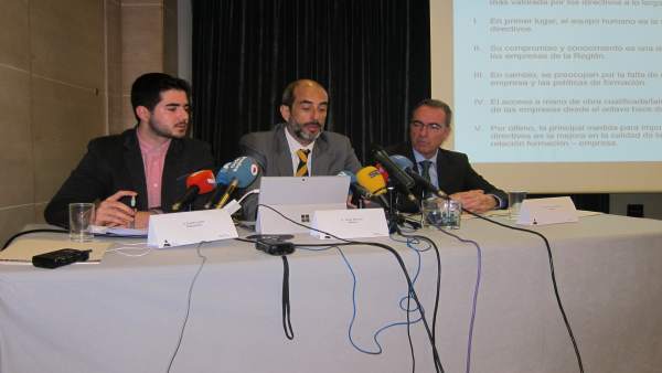 Javier Navarro de Adimur en el centro presentando encuesta Javier Navarro de Adimur en el centro presentando encuesta