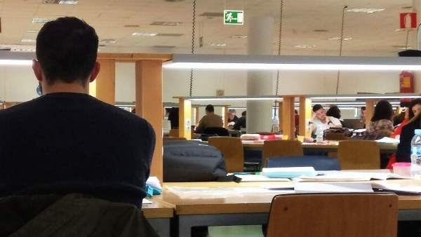 Estudiantes en la biblioteca de la Universidad de Almería Estudiantes en la biblioteca de la Universidad de Almería