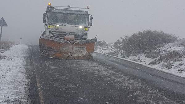 Quitanieve en una carretera de Ávila Quitanieve en una carretera de Ávila