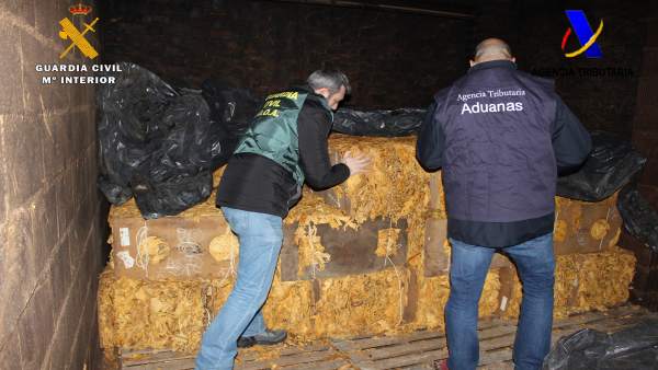 La Guardia Civil y la Agencia Tributaria intervienen 14 toneladas de tabaco. La Guardia Civil y la Agencia Tributaria intervienen 14 toneladas de tabaco.