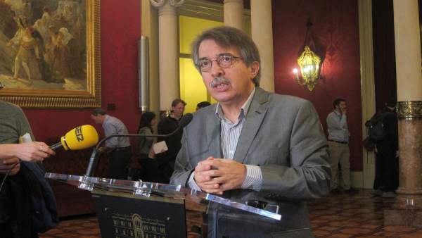 Xavier Pericay en los pasillos del Parlament Xavier Pericay en los pasillos del Parlament