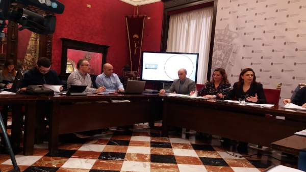 La concejal de Movilidad, Raquel Ruz, a la derecha, explica nuevo mapa de bus La concejal de Movilidad, Raquel Ruz, a la derecha, explica nuevo mapa de bus