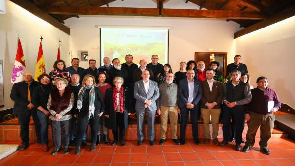 Carnero con los aistentes a la reunión de Caminos de Santiago Carnero con los aistentes a la reunión de Caminos de Santiago