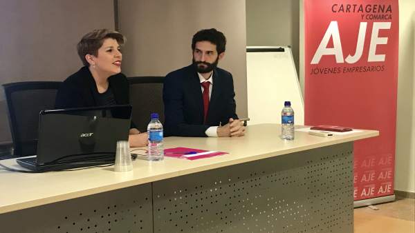 Noelia Arroyo inuagura la jornada organiza por AJE Noelia Arroyo inuagura la jornada organiza por AJE