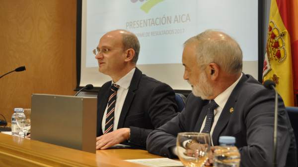 José Miguel Herrero (AICA) y Ángel Val, subdelegado del Gobierno en Zaragoza. José Miguel Herrero (AICA) y Ángel Val, subdelegado del Gobierno en Zaragoza.