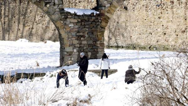 Niños y jóvenes jugando en la nieve en Vic. Niños y jóvenes jugando en la nieve en Vic.