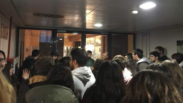 Estudiants protesten en el Rectorat de la UV contra la "precarietat" i la pèrdua de classes per la vaga d'associats Estudiants protesten en el Rectorat de la UV contra la "precarietat" i la pèrdua de classes per la vaga d'associats