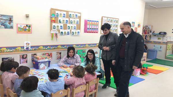 La consejera de Educación y el alcalde de Sesma La consejera de Educación y el alcalde de Sesma