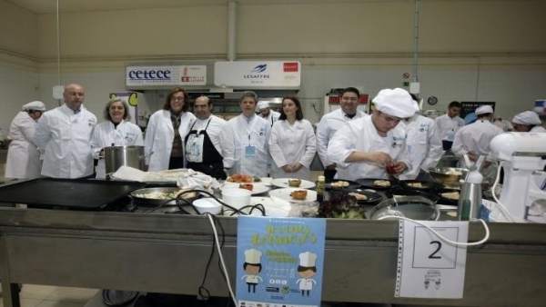 Armisén con los participantes del año pasado Armisén con los participantes del año pasado