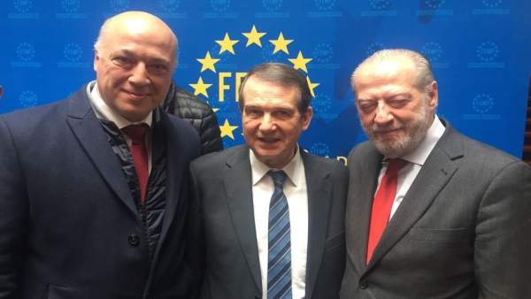 El presidente de la Diputación de Córdoba, con los presidentes de FEMP y FAMP El presidente de la Diputación de Córdoba, con los presidentes de FEMP y FAMP