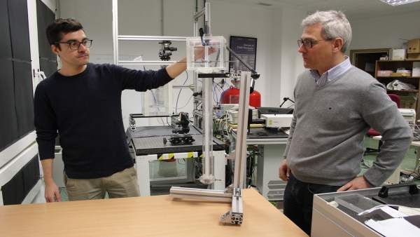 Gutiérrez y Martínez, junto al modelo in vitro utilizado para el estudio. Gutiérrez y Martínez, junto al modelo in vitro utilizado para el estudio.